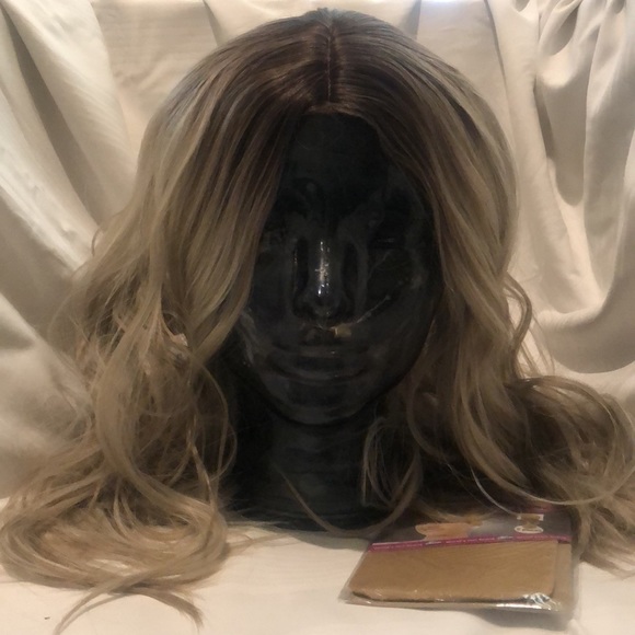 Platinum blonde wig with shadow roots, - Picture 2 of 4